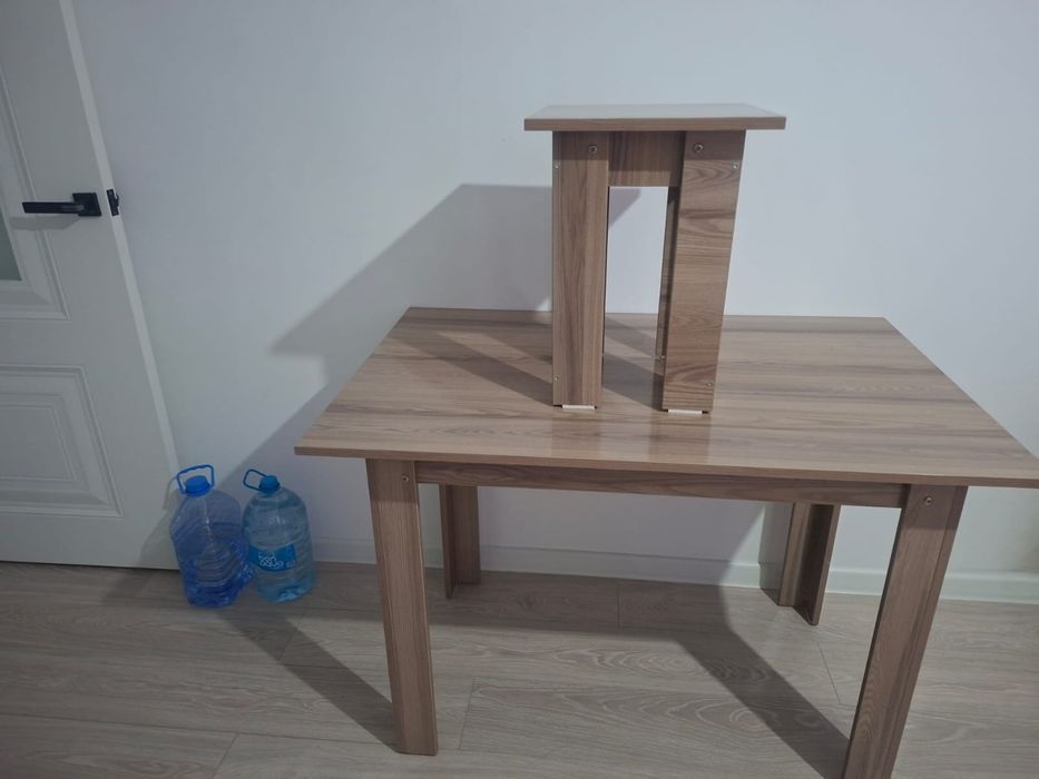 Кухонный стол 2 табуретки
