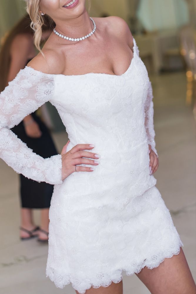 Rochie de mireasa scurta cu trena detasabila.