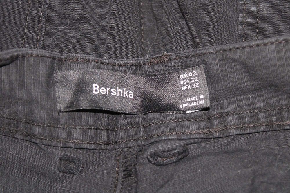 Мъжки черен карго панталон Bershka, Размер: М / EUR 42