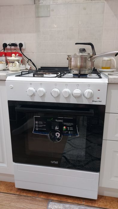 Продам газовую плиту год в эксплуатация,очень хорошо работает.одна эле