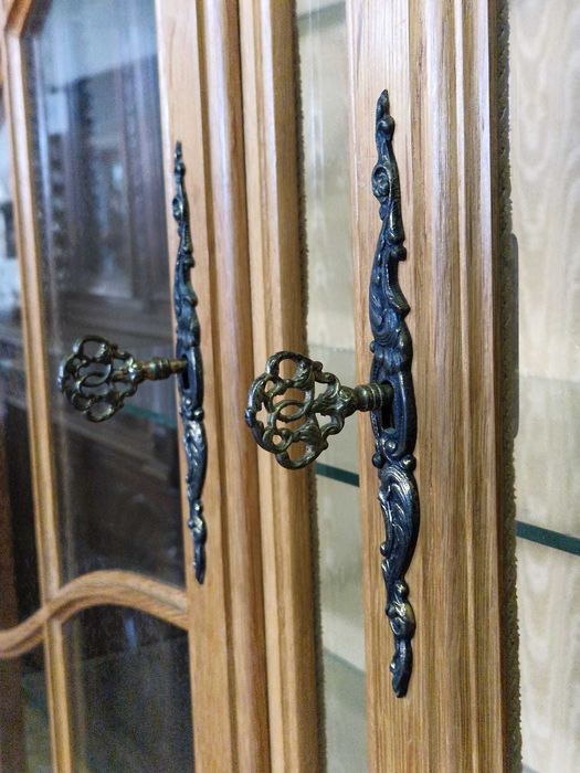 Масивна дъбова витрина със стъклени плотове в стил "ЛУИ XV"