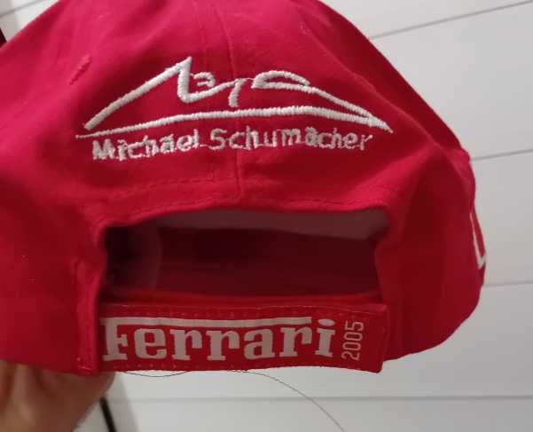 Оригинална шапка на Михаел Шумахер с автограф