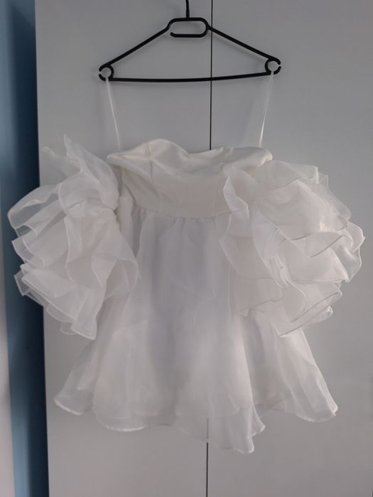 Бяла къса рокля с паднали ръкави