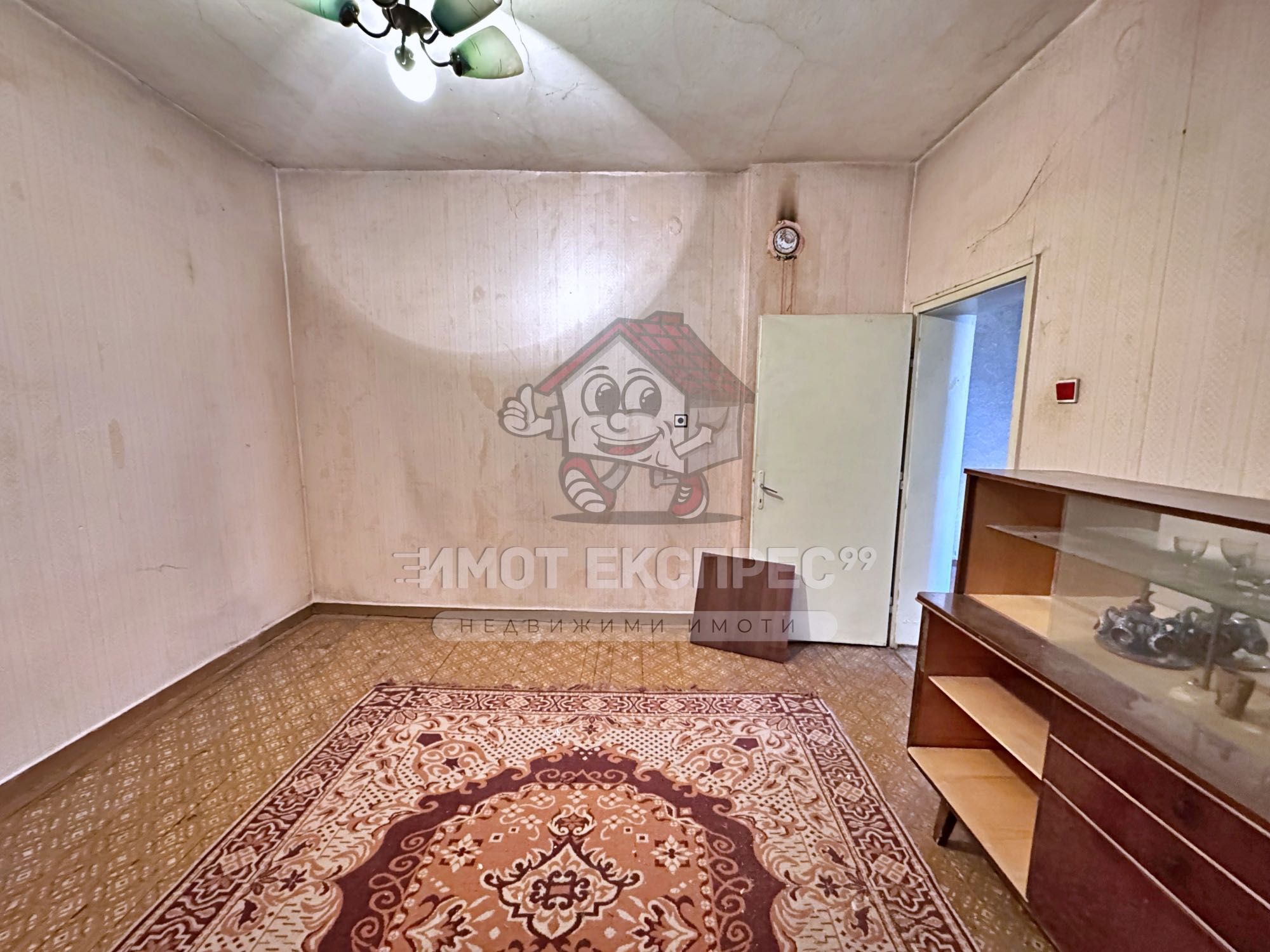 Самостоятелна къща, с двор, 156кв.м, с три спални, кв.Изток