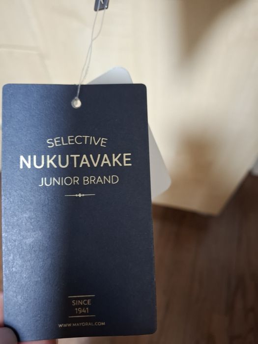 Vând geaca noua  baiat