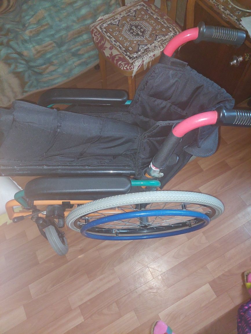 Продам  прогулочную инвалидную коляску