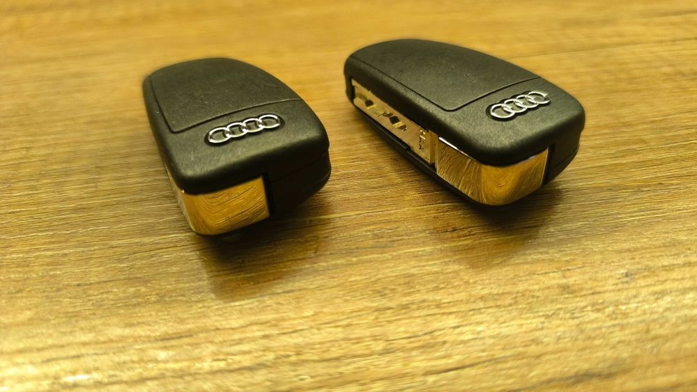 Комплект оригинални ключове за Ауди като НОВИ! 2 броя