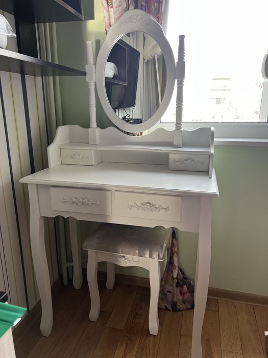 Тоалетка за гримиране