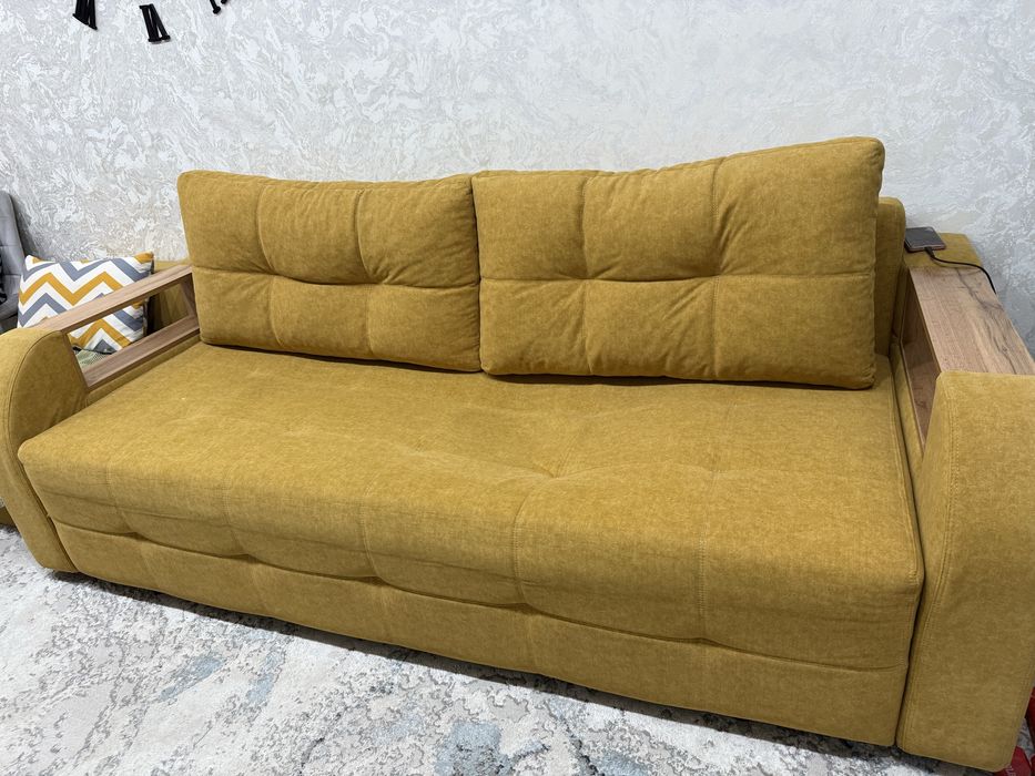 Продается диван горчичного цвета б/у, торг уместен.