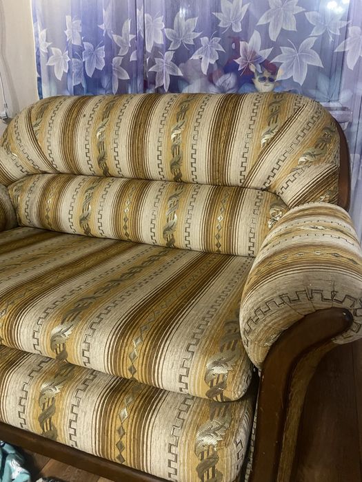 Продам диван с накидкой
