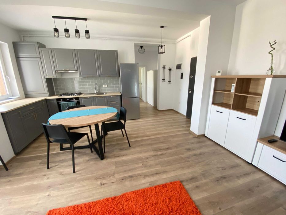 Proprietar inchiriez apartament cu 2 camere, spatios, loc de parcare