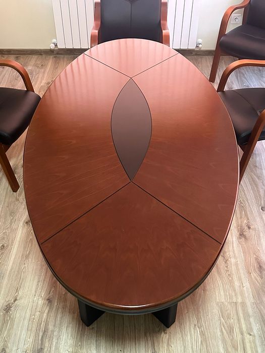 Заседателна маса за офис