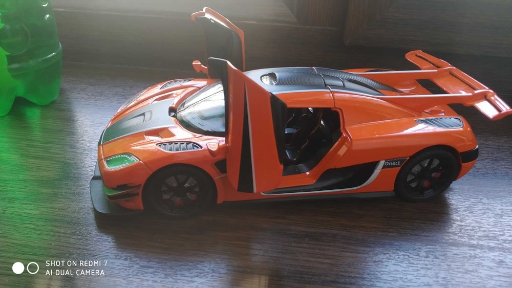 Машинка игрушка.