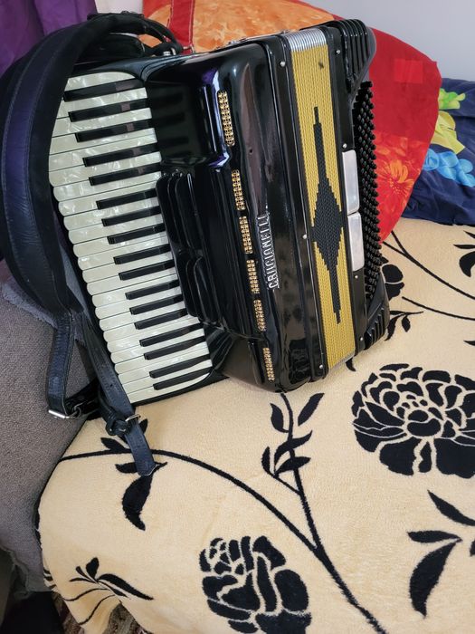 Vând sau schimb acordeon italian crucianeli