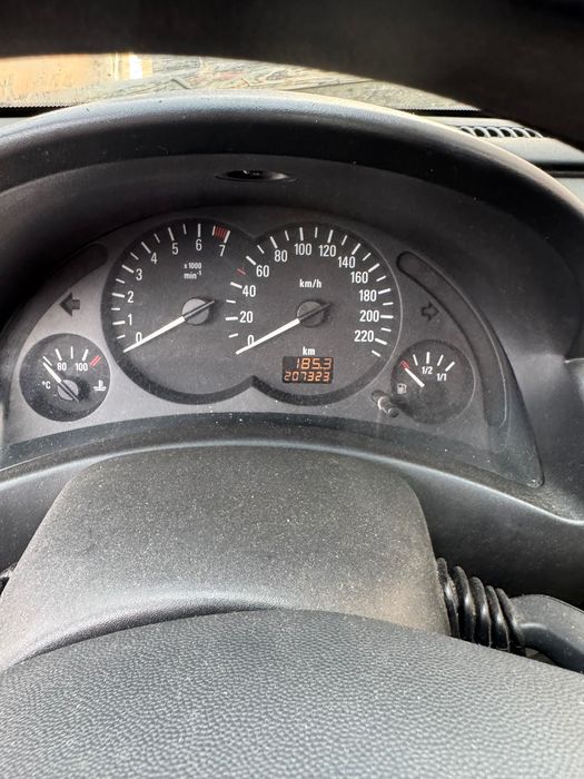Se vinde intreaga sau se dezmembrează Opel corsa 2001