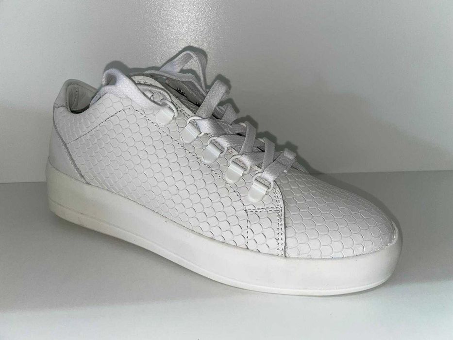 Adidas din piele naturala