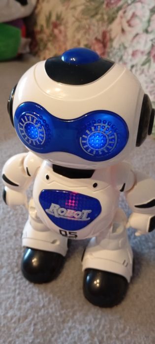 Robotel dansator cu telecomanda