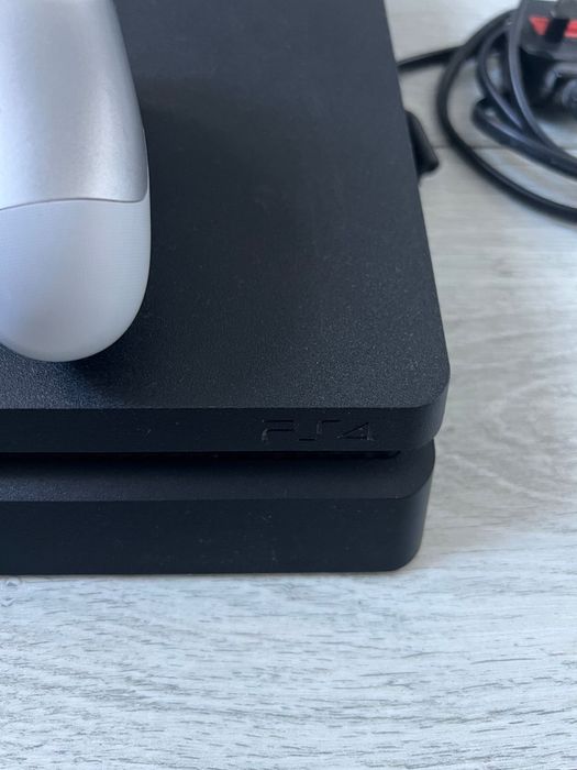 Ps 4 Slim plus 1 controler