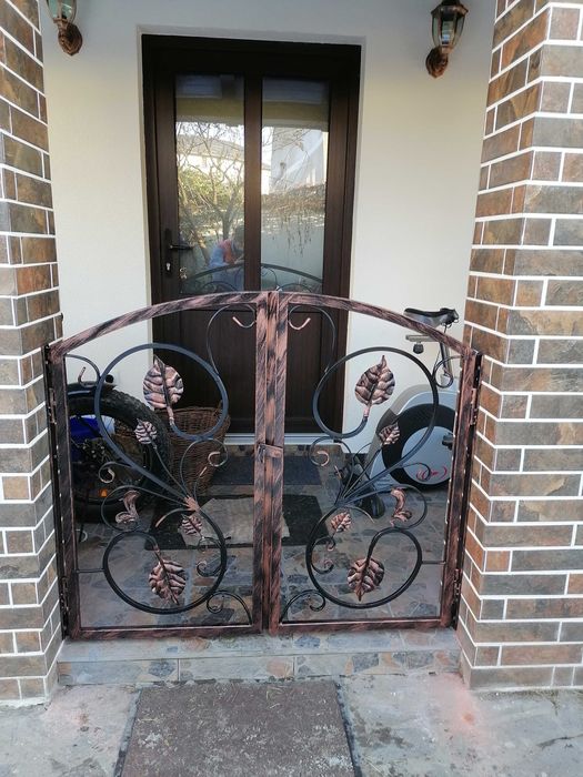 Balustrade din fier forjat și antichizat și lăcuit.