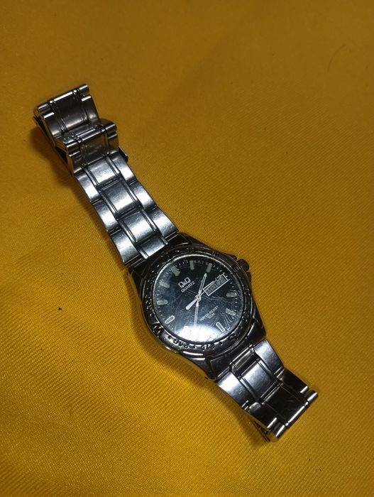 Q&Q часовник с дата унисекс - 15 лв