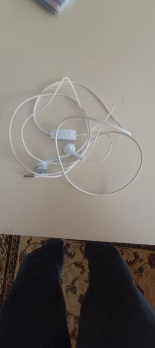 Продаётсья. проводной  наушник өт модель самсунг. А 55 длина 1 м