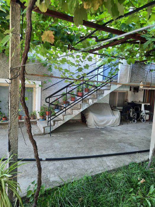 Продавам къща на 2 етажа с 2 гаража и доп. постройки