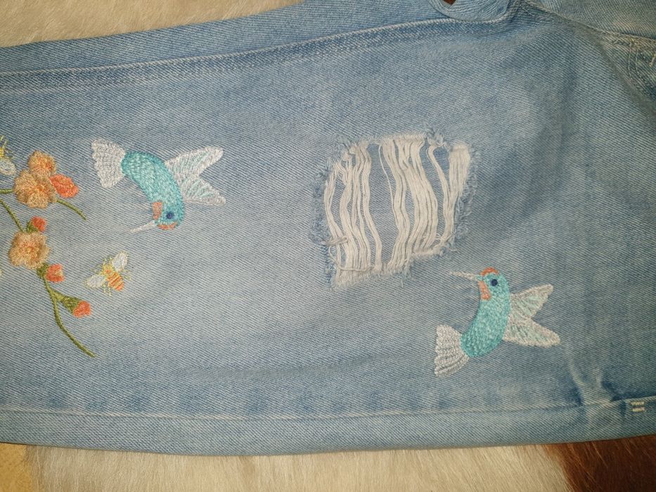Vand blugi brodati cu pasarea colibri M