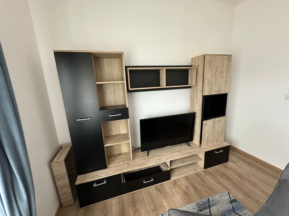 Vand biblioteca cu sertare si loc TV