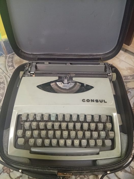 Mașină scris veche CONSUL