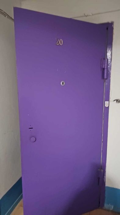 продам входную железную дверь. самовызов