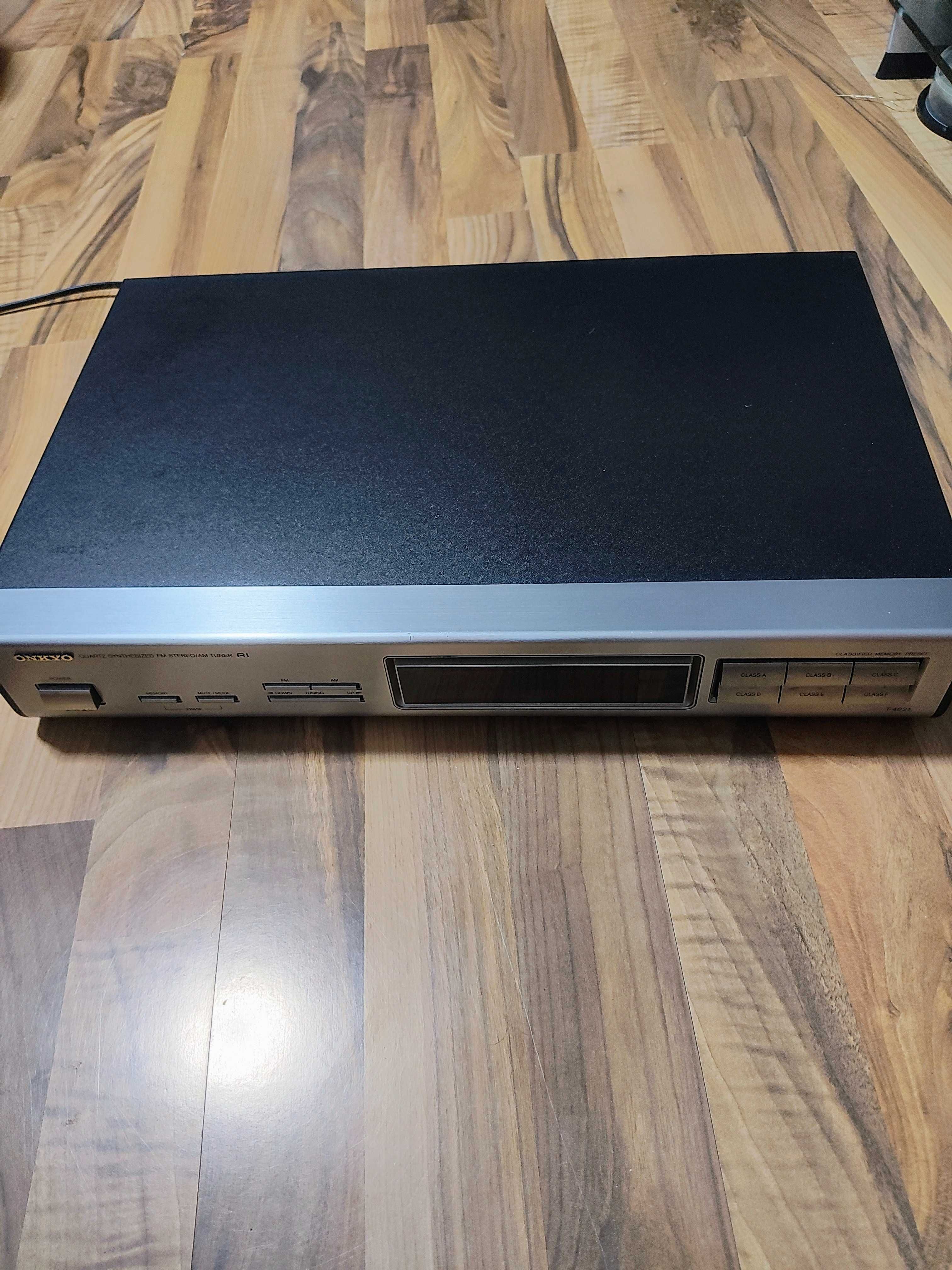 Onkyo стерео тунер.Качествен и много запазен без забележки. T-4021
