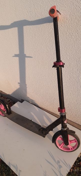 Vând trotinetă roz