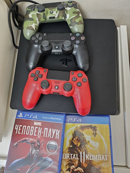 Срочно продам Ps4 slim 1tb + 3 джойстика + 2 диска