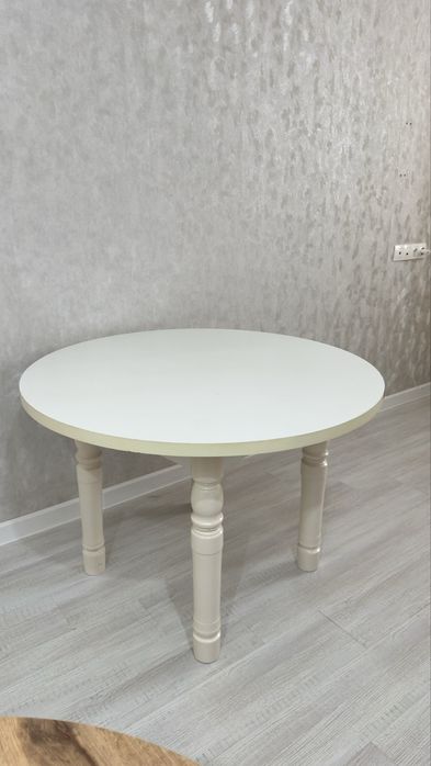 Круглый стол и 3 стуля