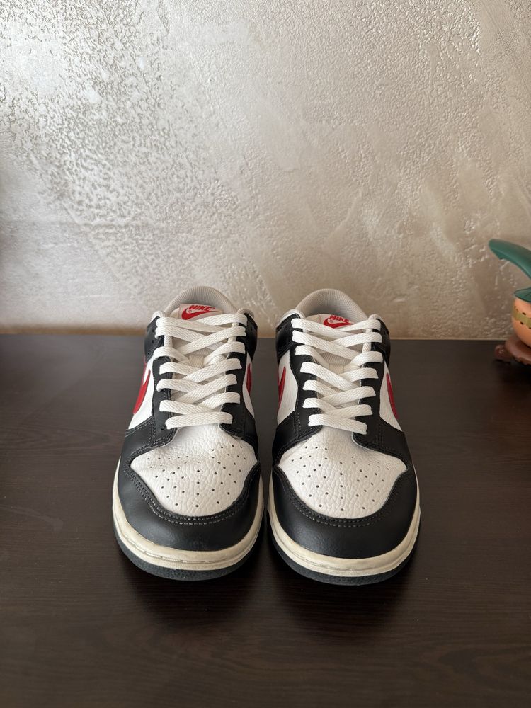 Nike Dunk Low.