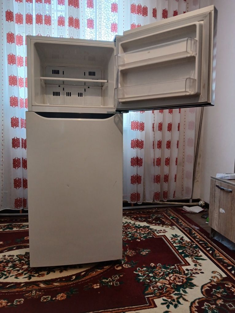 Холодильник LG в хорошем состоянии