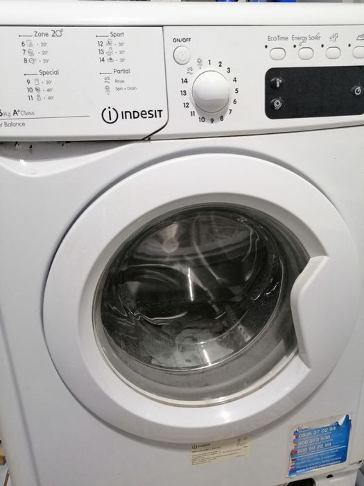 Vând mașina de spălat Indesit cu încărcarea frontala.