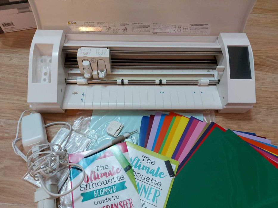 Silhouette Cameo 3 + BONUS 110 coli vinil (HTV si Oracal)