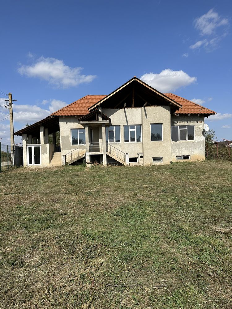 Vând casa , comuna Leu