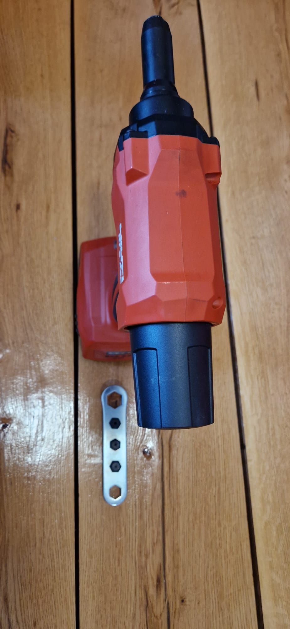 Hilti pistol de popnituri pe acumulator