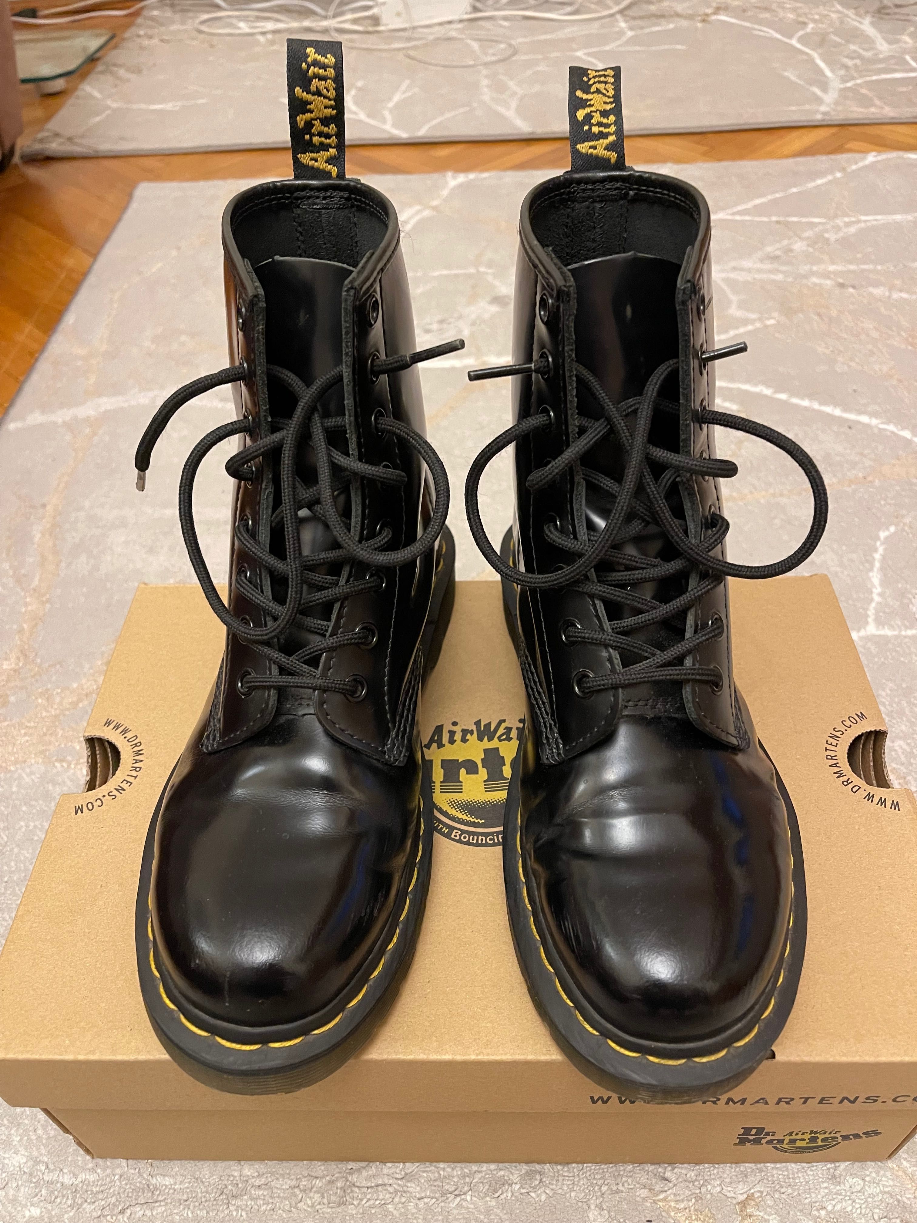 Vand urgent Bocanci Dr. Martens Marimea 38