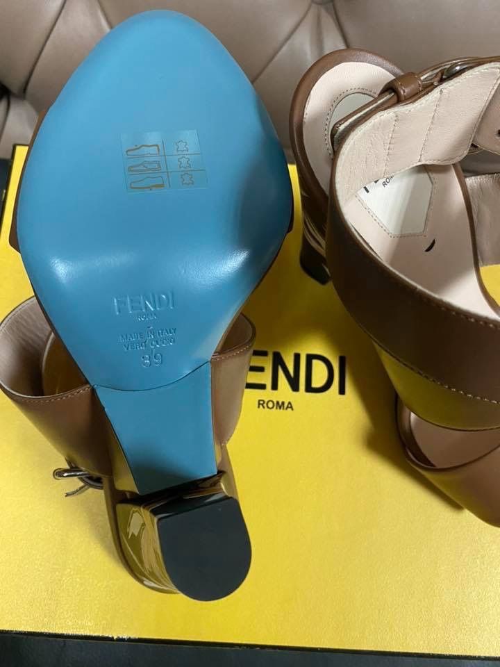 Sandale Fendi, Made in Italy