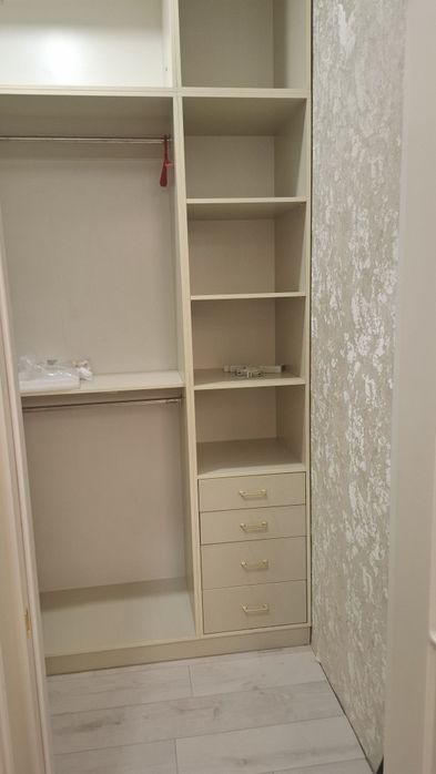 Мебельщик, плотник, сборка и разборка мебели, изготовление мебели.