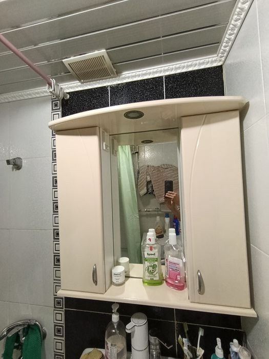 Шкаф для ванной и раковина и нижний шкаф