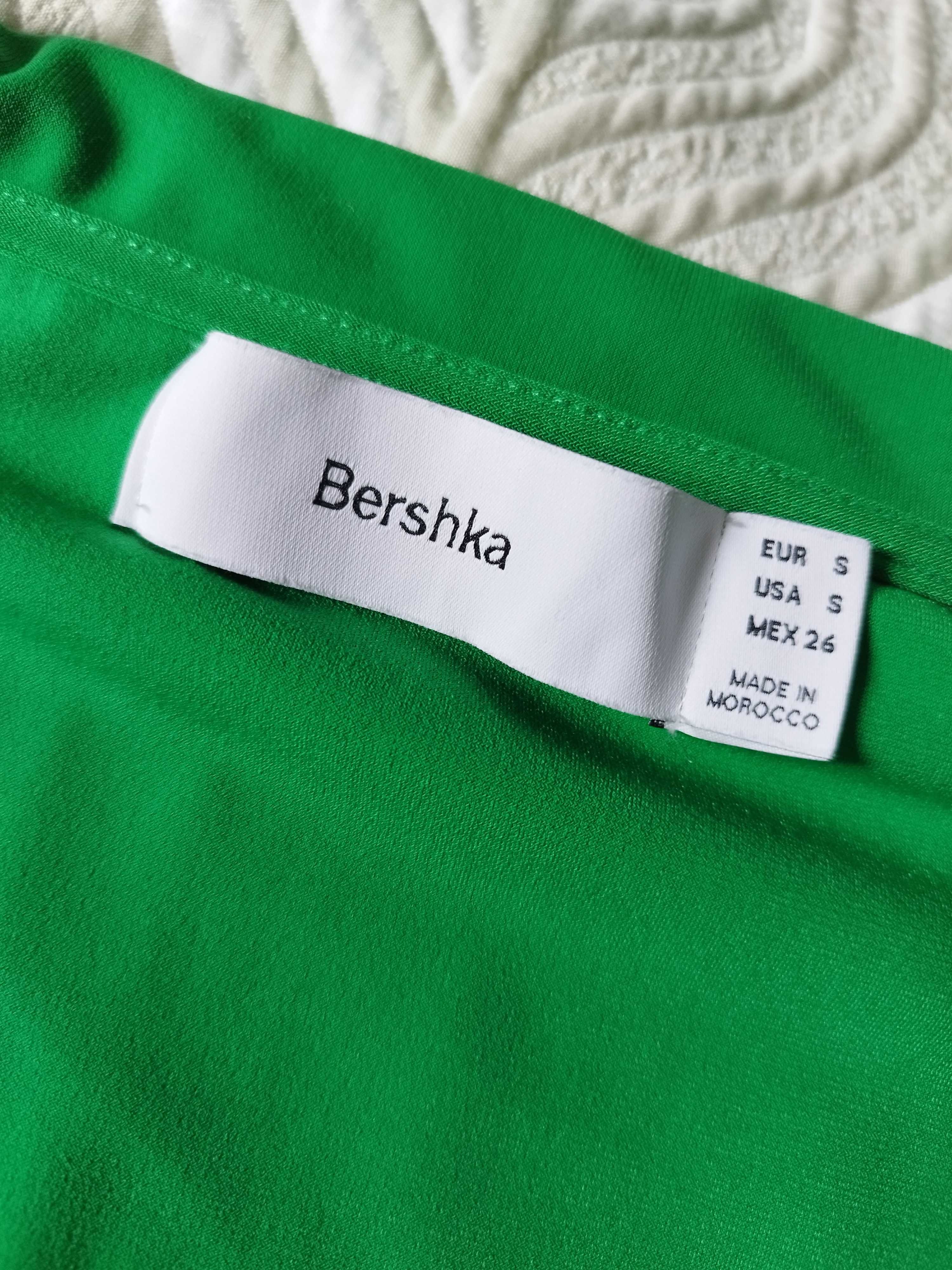 Зелена рокля на Bershka
