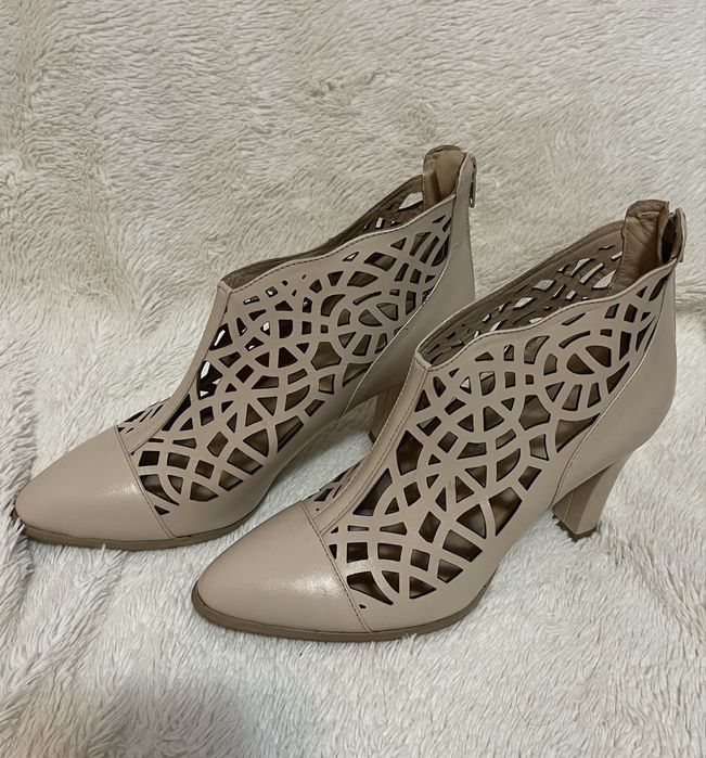 Botine nude perforate
