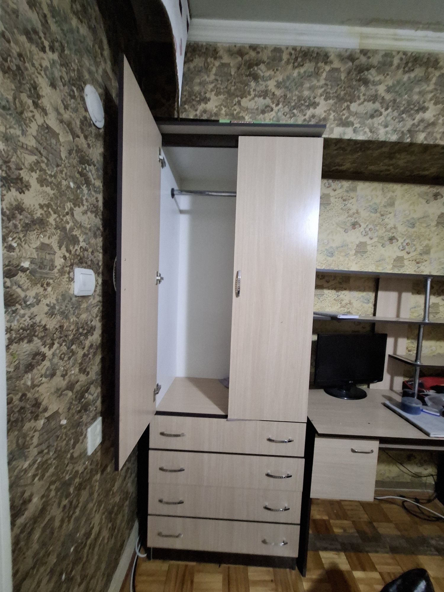 Шкафы имеются 3 штуки срочно продам .     Uchta shkaf sotaman srochno