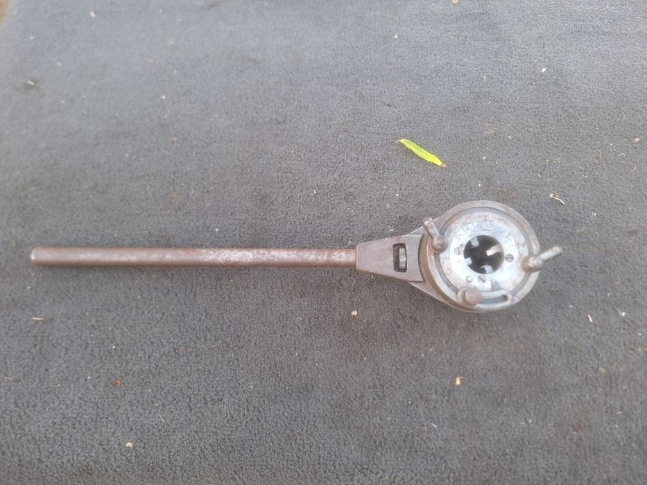 Vând filiera pentru tevi reglabilă