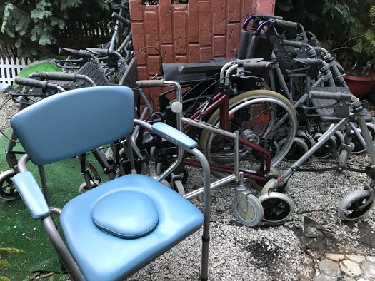 Vând scaun cu rotile pentru persoane cu dizabilități
