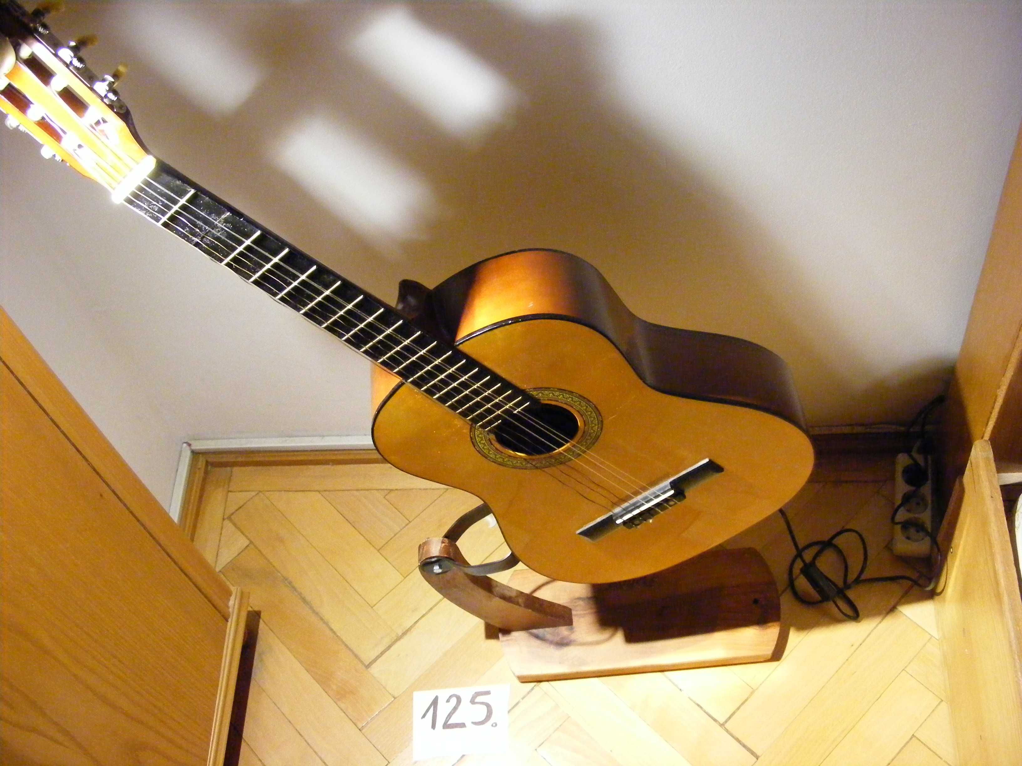 Chitară veioză, anii 1970  (cod 125)